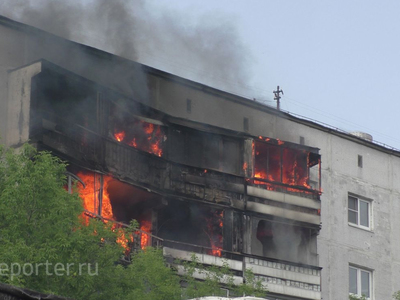 В московской 9-этажке загорелись балконы. Видео очевидца