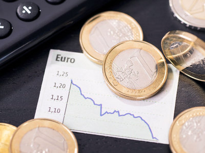 ЦБ РФ понизил официальные курсы доллара и евро