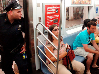 В нью-йоркском метро начали штрафовать за широко раздвинутые ноги