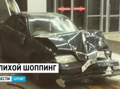 Пьяный водитель въехал в торговый центр на машине