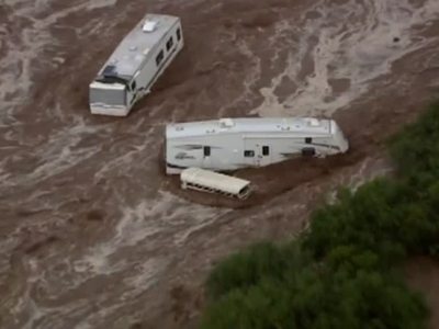 В США дожди смыли трейлер-парк. Машины плавают в воде
