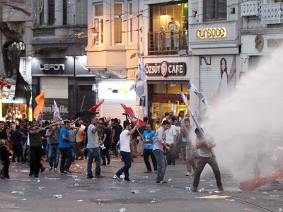 Несколько тысяч митингующих собрались в центре Стамбула. Полиция вынуждена применить силу