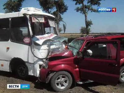 На Дону в ДТП с участием микроавтобуса пострадали 4 человека