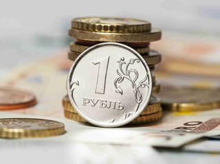 Рубль падает в ожидании решения ЦБ о ставке