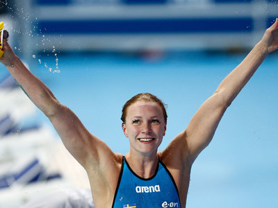 Шведская пловчиха Шёстрем  стала чемпионкой и обновила мировой рекорд