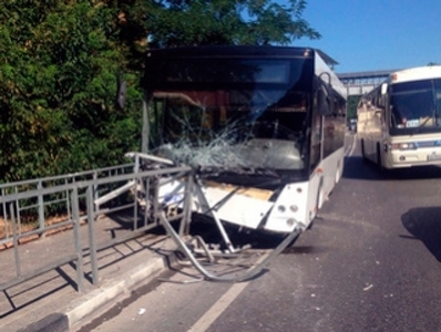 В Сочи пассажирский автобус врезался в ограждение