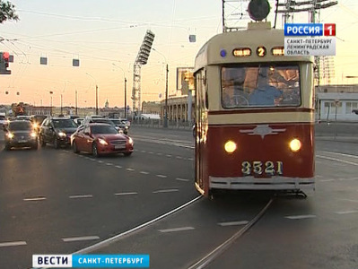 Первый послевоенный трамвай ЛМ-47 отправился в рейс по историческому центру Петербурга