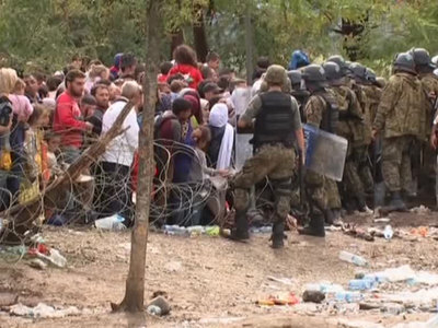 Беженцы прорвались в Словению через кордон и слезоточивый газ