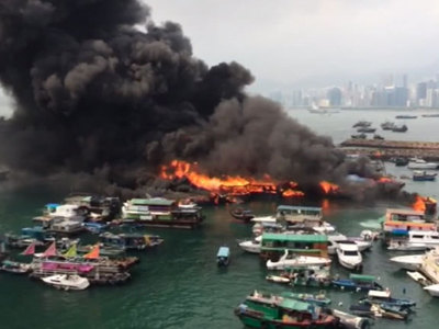Черный дым и взрывы: мощный пожар в порту Гонконга