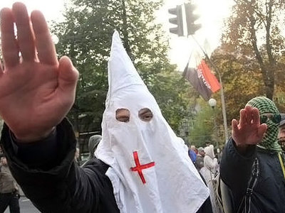"Правый сектор" пообещал стать "костью в горле режима" Порошенко