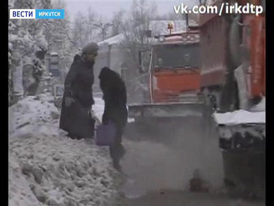 Иркутянки едва не стали жертвами снегоуборочной техники
