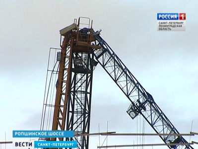 Причины падения башенного крана на Ропшинском шоссе выяснит прокуратура