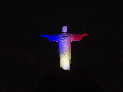Власти Рио-де-Жанейро подсветили знаменитую статую Христа цветами французского флага