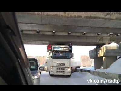 Большегруз застрял под мостом в Усольском районе