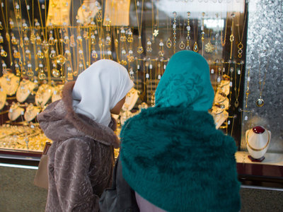 Женщину в хиджабе не пустили в парижский магазин