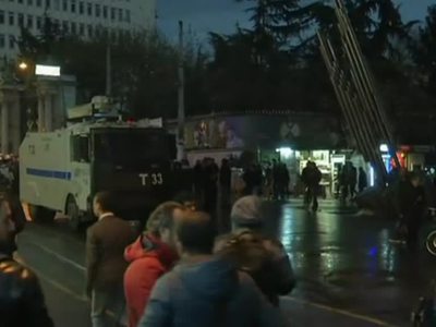 Стамбул снова на улицах: протестующих разгоняют газом, ранены несколько человек