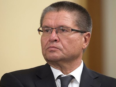 "Ведомости": Улюкаев считает правомерным провести приватизацию "Роснефти" в 2016 году