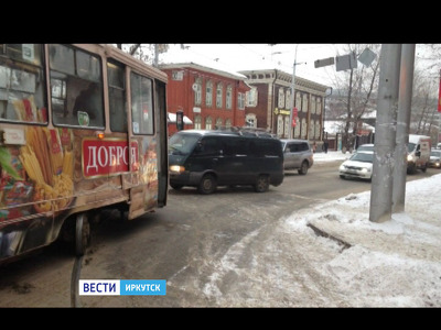 Сошедший с рельсов трамвай парализовал движение сразу на двух улицах Иркутска