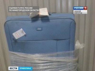 Два чемодана дожидаются своих хозяев в аэропорту "Стригино"