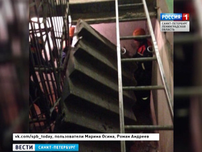 В жилом доме на улице Сикейроса обрушился целый лестничный пролёт