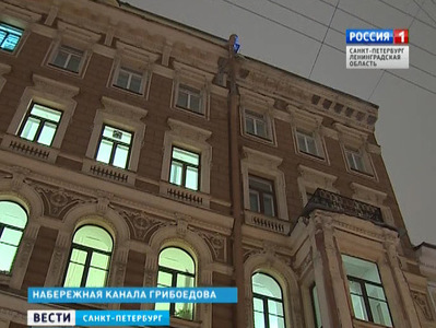 В центре Петербурга при уборке снега сорвался с крыши молодой рабочий