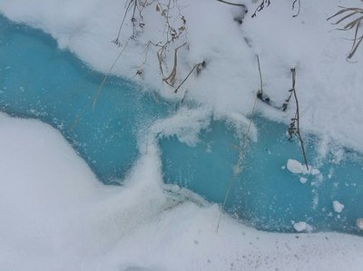 Жителей Челябинска насторожил синий снег и лед