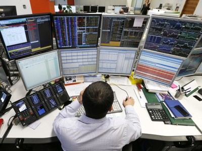 Цены на нефть возобновили падение, а за ними и рубль