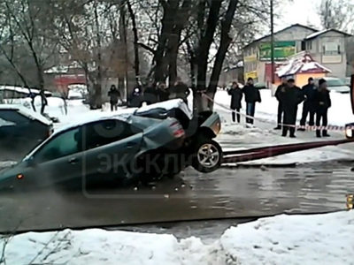 Коммунальщики разорвали машину, вытаскивая ее из лужи в Жуковском