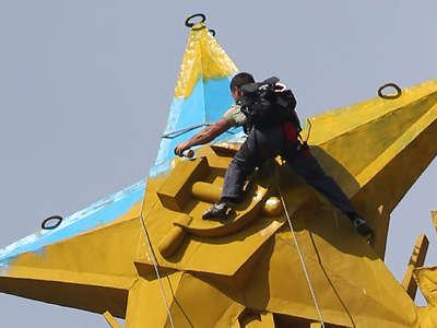 В Москве начинается суд над руферами, выкрасившими звезду на высотке в цвета украинского флага