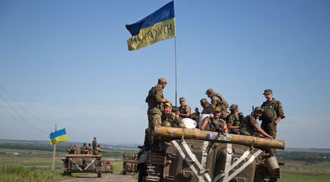 Киев заявляет, что отвел тяжелое вооружение от линии соприкосновения