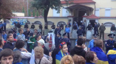 Пикетчики заблокировали здание Генконсульства РФ в Харькове