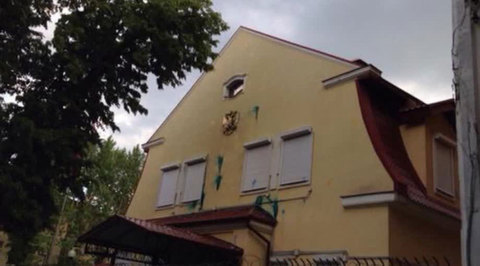 Украинские активисты забросали российское консульство яйцами и краской и разошлись
