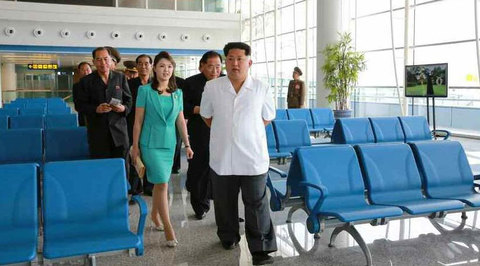 Жена Ким Чен Ына в очередной раз поразила журналистов своим нарядом