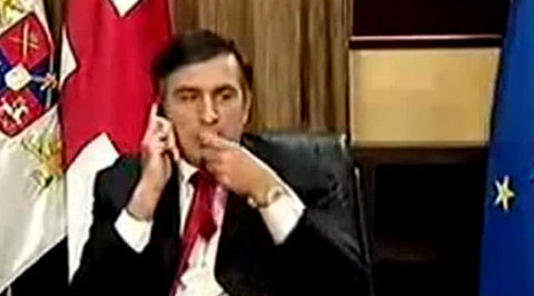 Саакашвили обижается из-за галстука и уверяет: у него и без 