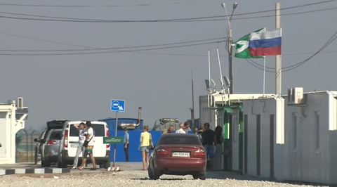 В Крыму на украинской стороне границы скопилось уже 200 грузовиков