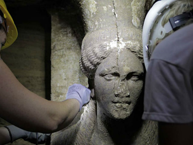 Кариатиды охраняли вход в гробницу македонских цариц (фото Hellenic Ministry of Culture). 