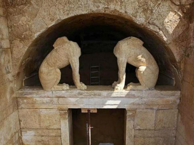 Помимо скульптур, в гробнице были обнаружены сфинксы — символы царского семейства (фото Andrew Chugg/Hellenic Ministry of Culture). 