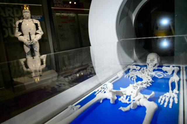 Напечатанная на 3D-принтере модель скелета монарха помогла восстановить картину его гибели (фото University of Leicester). 