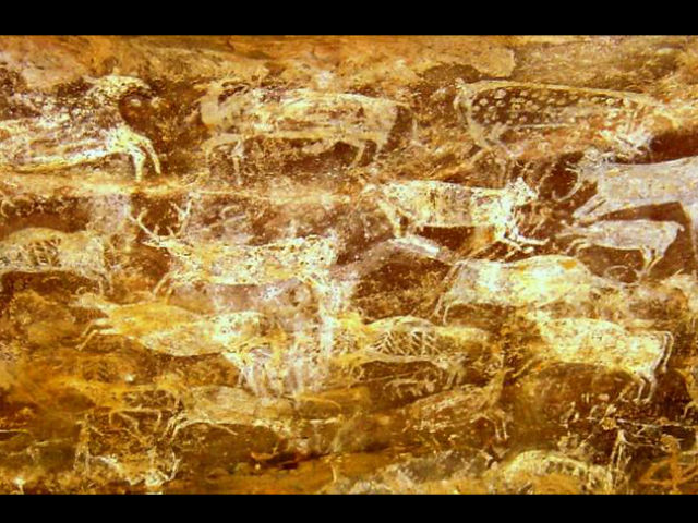  Доисторические рисунки копытных животных в пещере с акустическим эффектом громовой реверберации, скальные жилища Бхимбетка, Индия (фото Steven Waller).