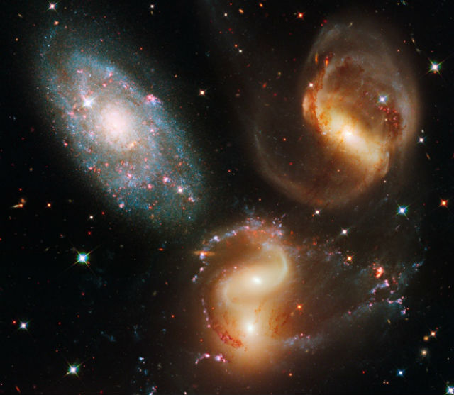 Звёзды-отщепенцы появляются вследствие столкновения галактик (иллюстрация NASA ESA/Hubble SM4 ERO Team). 