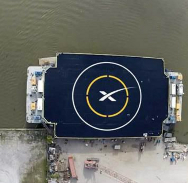 Платформа в океане, на которую ступень ракеты попытается приземлиться (фото Elon Musk/SpaceX).