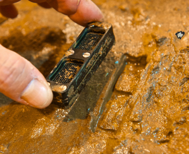 Устройство IChip, которое позволяет культивировать бактерии и затем изучать их на предмет способности производить антибиотики (фото Slava Epstein).