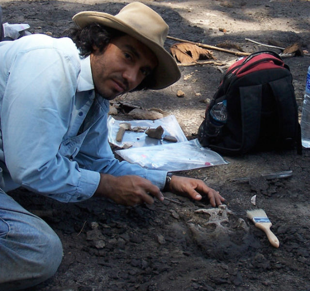 Один из авторов исследования, Родольфо Салас-Гисмонди, во время раскопок (фото Bruce Shockey). 