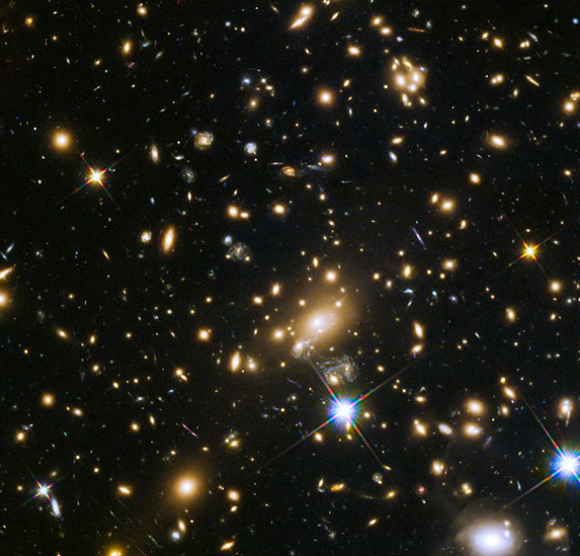 На пути к Земле свет от сверхновой искривляется гравитационной линзой — галактикой (фото NASA/ESA/GLASS team).