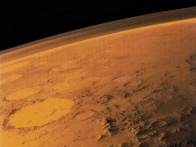 Первоначально на Земле и на Марсе были одинаковые пропорции обычного водорода и дейтерия в воде. Но на Марсе обычный водород постепенно просачивался через тонкую атмосферу в космическое пространство. Снимок сделан орбитальным аппаратом Викинг-1 (фото NASA). 