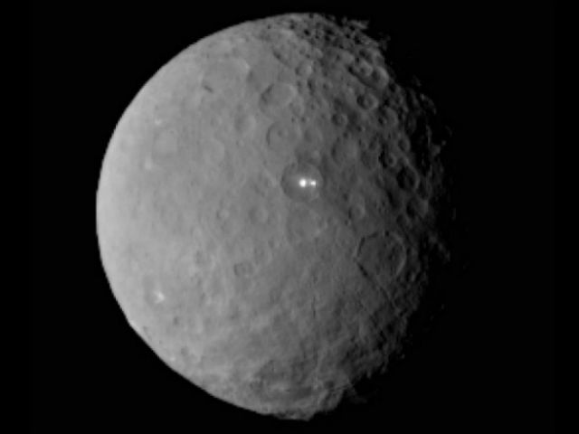 Самая яркая пара пятен на поверхности Цереры (фото NASA/JPL-Caltech/UCLA/MPS/DLR/IDA).