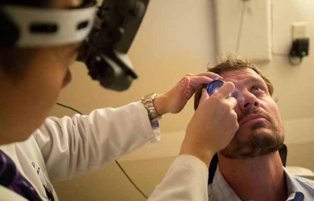 Цвет глаз у больного поменялся с голубого на зелёный, но после лечения вновь вернулся к обычному (фото Kevin Liles). 