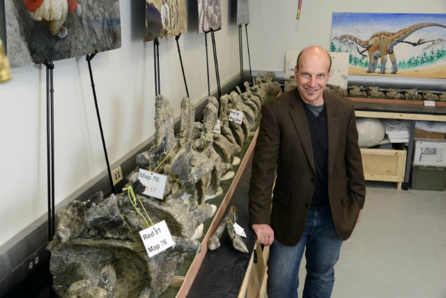 Палеонтолог Кеннет Лаковара рядом с останками девятиметрового хвоста (фото Drexel University). 