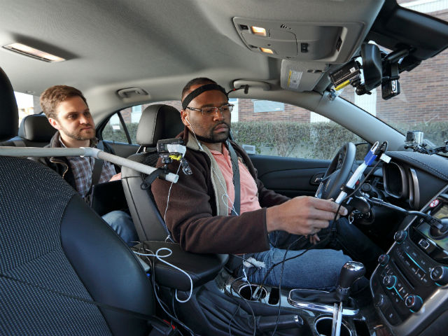 Участник эксперимента за рулём автомобиля (фото AAA Foundation for Traffic Safety).