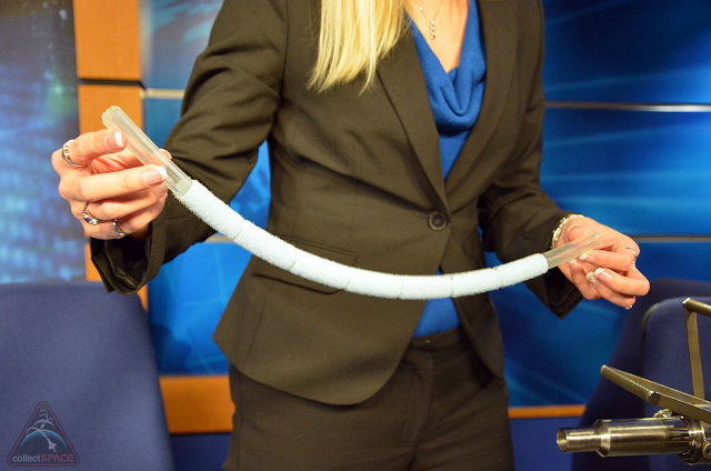 Руководитель программ выхода в открытый космос Эллисон Болинджер (Allison Bolinger) с трубкой, призванной обеспечить безопасность астронавтов (фото NASA/ESA).